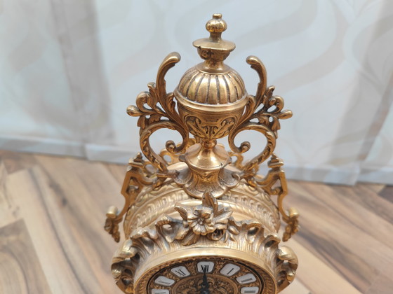 Image 1 of Orologio da camino massiccio e riccamente decorato, in ottone, cimelio