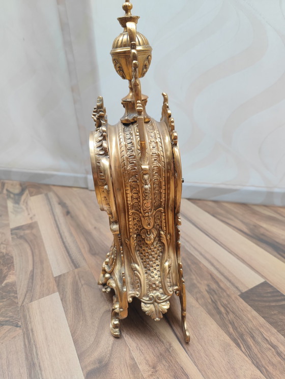 Image 1 of Orologio da camino massiccio e riccamente decorato, in ottone, cimelio