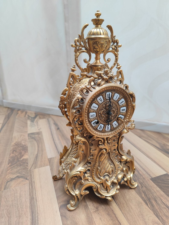 Image 1 of Orologio da camino massiccio e riccamente decorato, in ottone, cimelio