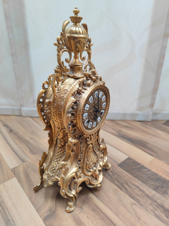 Image 1 of Orologio da camino massiccio e riccamente decorato, in ottone, cimelio