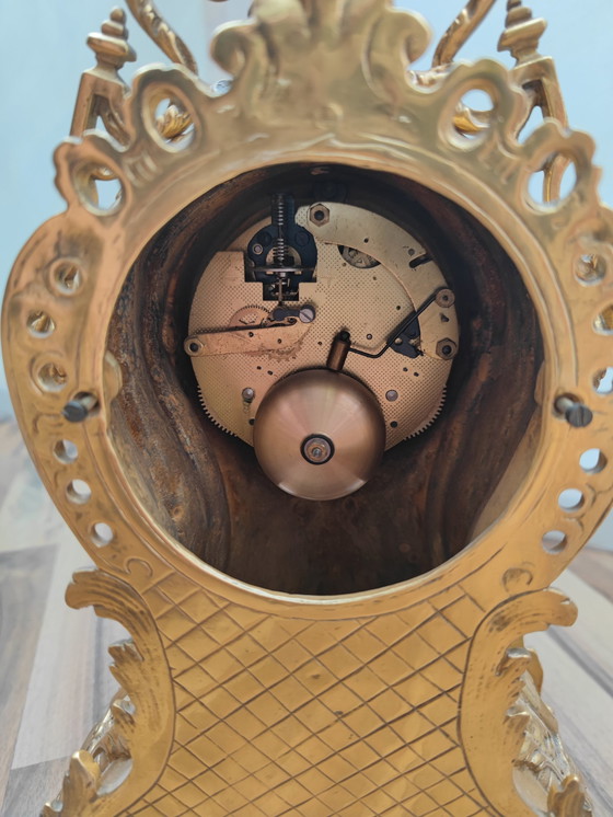 Image 1 of Orologio da camino massiccio e riccamente decorato, in ottone, cimelio