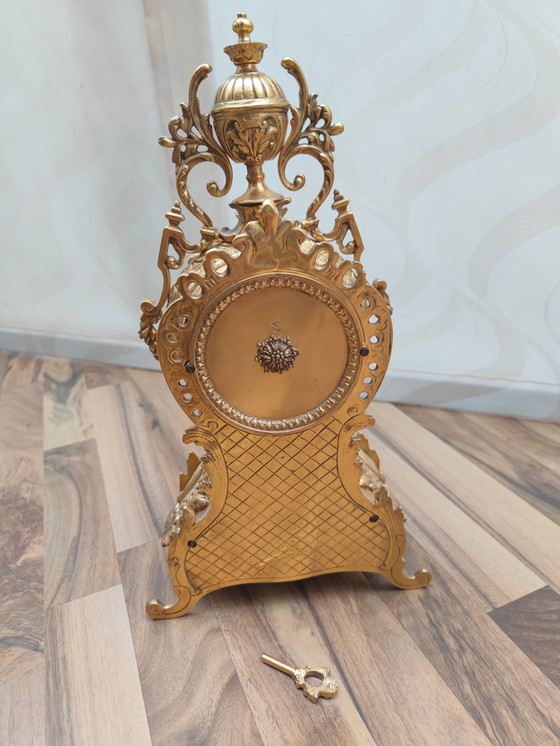 Image 1 of Orologio da camino massiccio e riccamente decorato, in ottone, cimelio