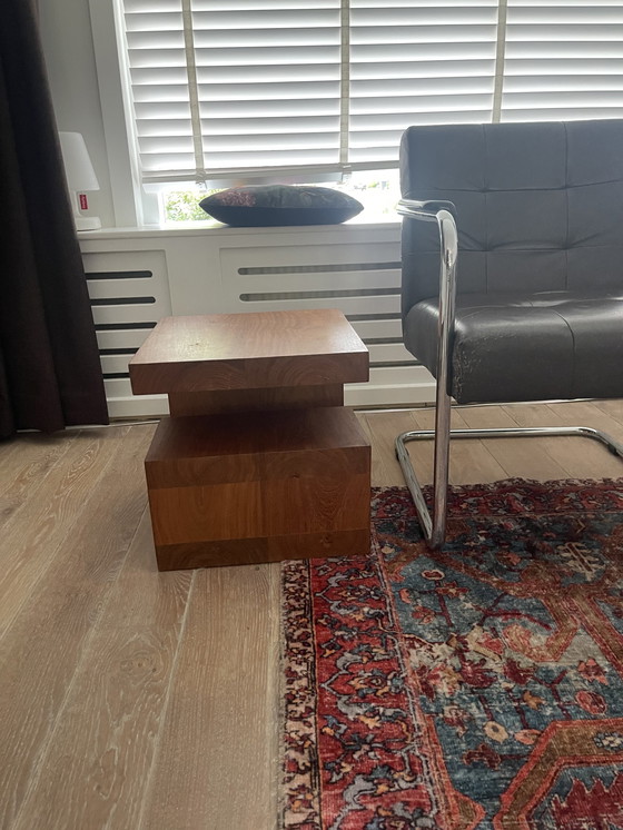 Image 1 of 2x tables d'appoint vintage en bois massif