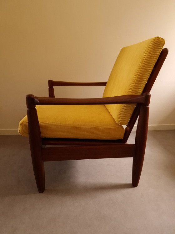 Image 1 of Fauteuil vintage tissu nervuré jaune tapissé