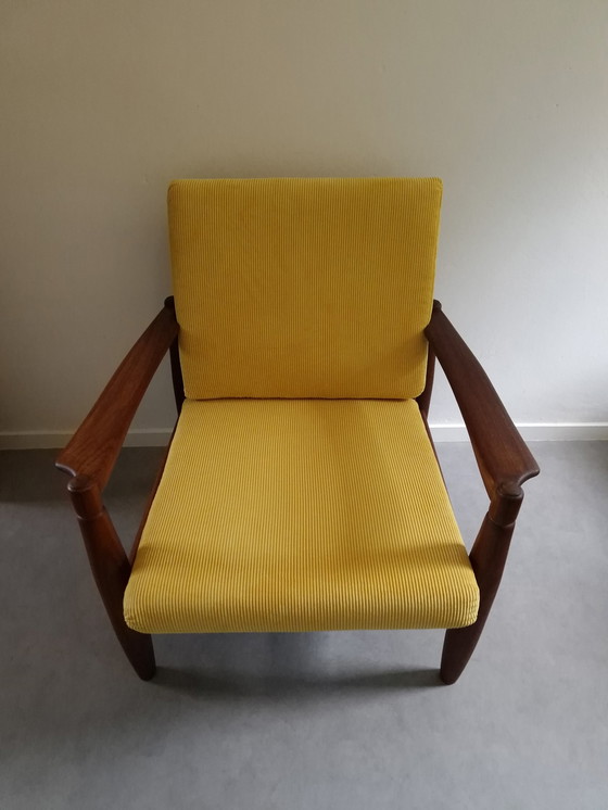 Image 1 of Fauteuil vintage tissu nervuré jaune tapissé