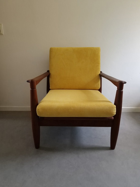 Image 1 of Fauteuil vintage tissu nervuré jaune tapissé