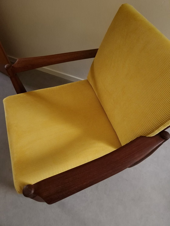 Image 1 of Fauteuil vintage tissu nervuré jaune tapissé