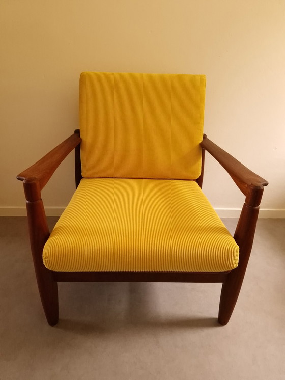 Image 1 of Fauteuil vintage tissu nervuré jaune tapissé