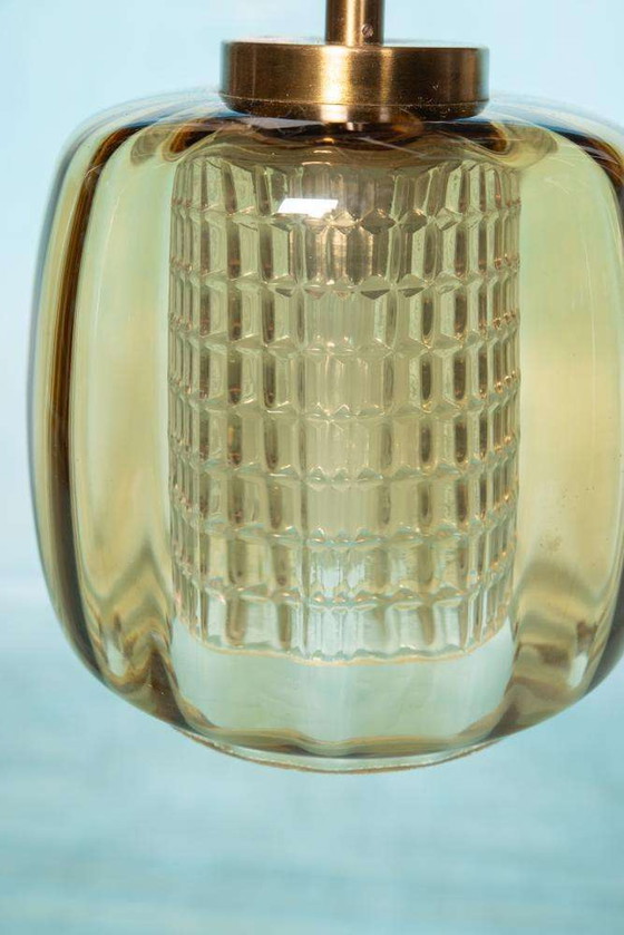Image 1 of Lampe suspendue vintage en verre ambré Design suédois, Midmod Lampe en verre
