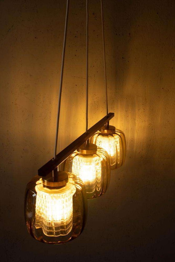 Image 1 of Lampe suspendue vintage en verre ambré Design suédois, Midmod Lampe en verre