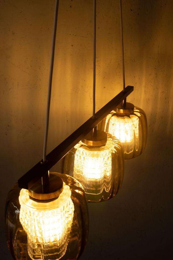 Image 1 of Lampe suspendue vintage en verre ambré Design suédois, Midmod Lampe en verre