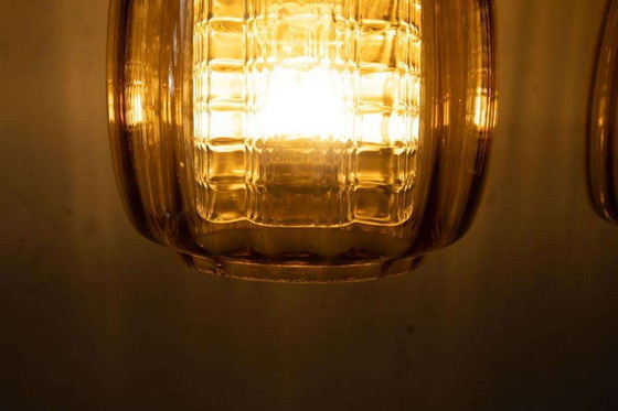 Image 1 of Lampe suspendue vintage en verre ambré Design suédois, Midmod Lampe en verre