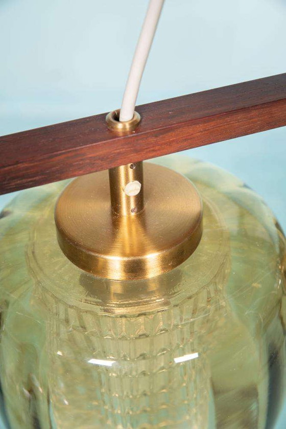Image 1 of Lampe suspendue vintage en verre ambré Design suédois, Midmod Lampe en verre