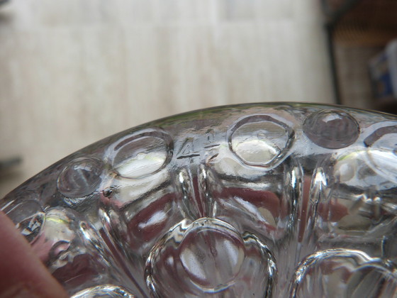 Image 1 of Vase pique-fleurs en verre moulé 19 trous anglais