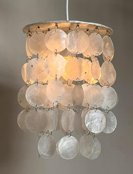 Image 1 of Lot de 2 lampes suspendues en coquillage capiz perle opaline