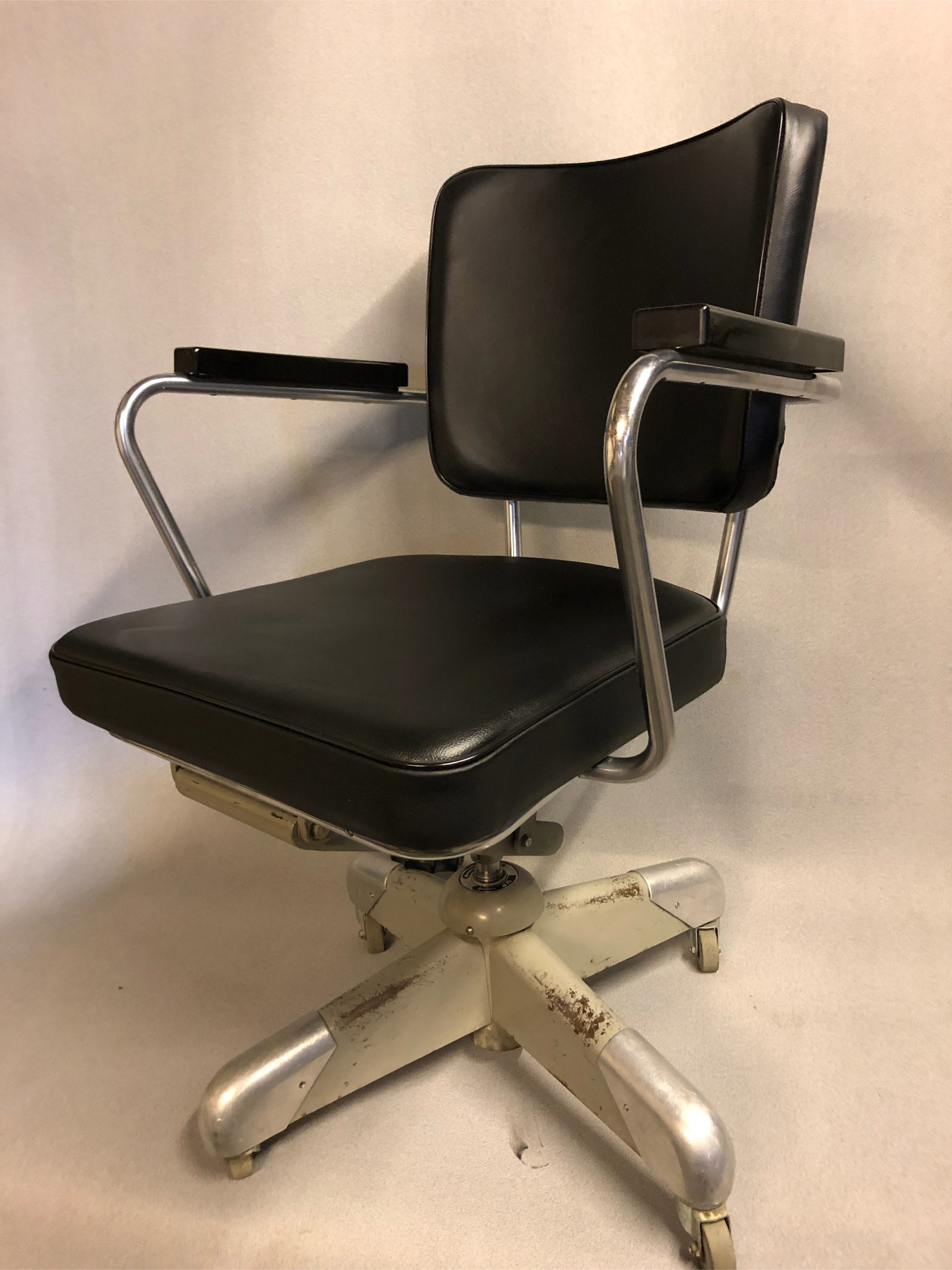 Refurbished eames office discount chair