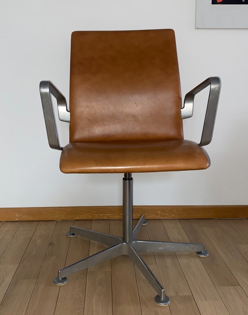 Lowback Oxford tm chair by Fritz Hansen