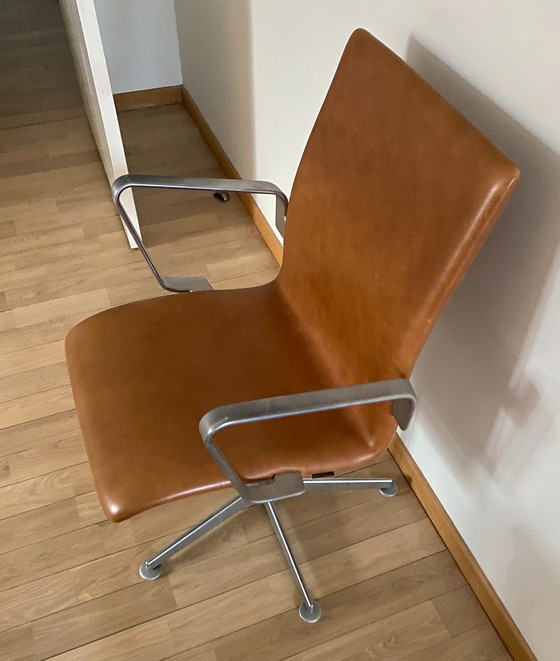 Image 1 of Lowback Oxford tm chair by Fritz Hansen