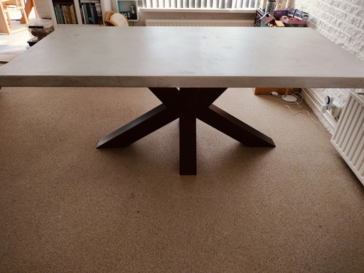 Table avec plateau en béton