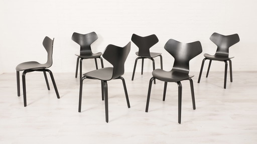 6 chaises de salle à manger noires par Arne Jacobsen pour Fritz Hansen modèle Grand Prix