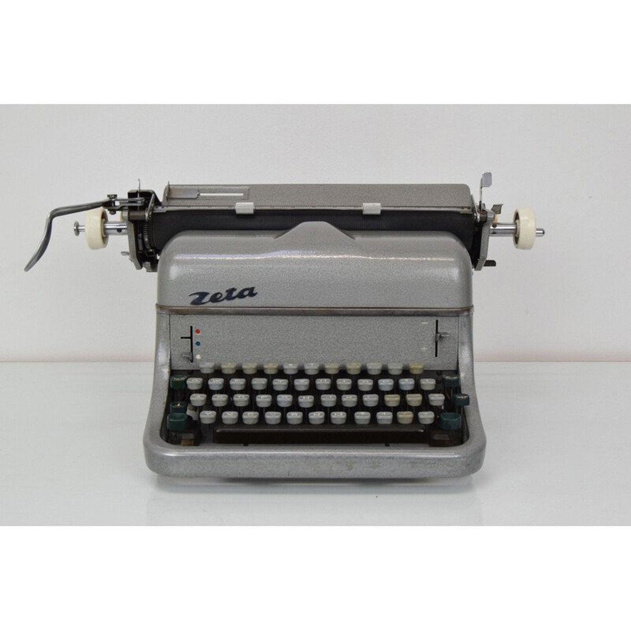 Vintage typewriter zeta in metal, Czech 1960 | €490 | Whoppah