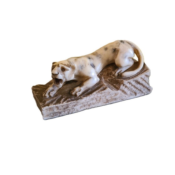 Image 1 of Tigre rastrero Art Déco de alabastro francés