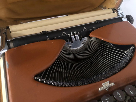 Image 1 of Macchina da scrivere Groma Kolibri