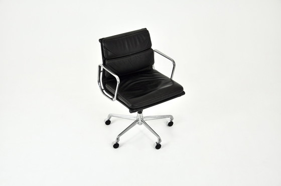 Image 1 of Chaise de bureau en cuir souple noir de Charles et Ray Eames pour Icf, 1970S