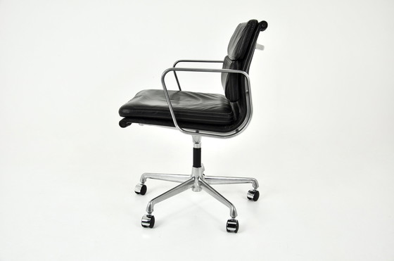 Image 1 of Chaise de bureau en cuir souple noir de Charles et Ray Eames pour Icf, 1970S