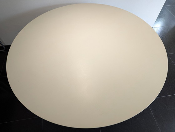 Image 1 of 1x Leolux Trias table ronde, blanc, pieds chromés, base grise