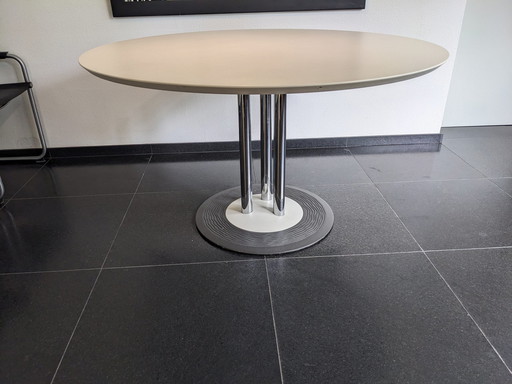 1x Leolux Trias table ronde, blanc, pieds chromés, base grise