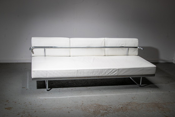 Image 1 of Cassina LC5. Lit de jour en cuir blanc conçu par Le Corbusier, Pierre Jeaneret et Charlotte Perriand.