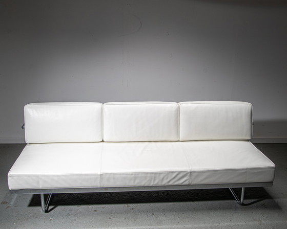 Image 1 of Cassina LC5. Lit de jour en cuir blanc conçu par Le Corbusier, Pierre Jeaneret et Charlotte Perriand.