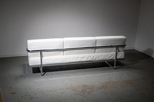 Cassina LC5. F white leather day bed designed by Le Corbusier, Pierre Jeaneret and Charlotte Perriand.