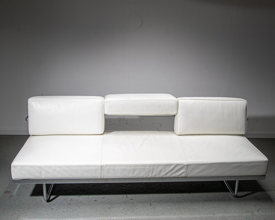 Image 1 of Cassina LC5. Lit de jour en cuir blanc conçu par Le Corbusier, Pierre Jeaneret et Charlotte Perriand.