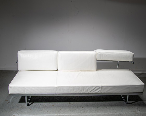 Image 1 of Cassina LC5. Lit de jour en cuir blanc conçu par Le Corbusier, Pierre Jeaneret et Charlotte Perriand.