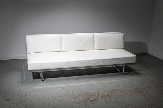 Image 1 of Cassina LC5. Lit de jour en cuir blanc conçu par Le Corbusier, Pierre Jeaneret et Charlotte Perriand.