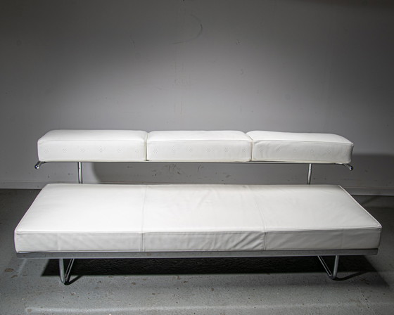 Image 1 of Cassina LC5. Lit de jour en cuir blanc conçu par Le Corbusier, Pierre Jeaneret et Charlotte Perriand.