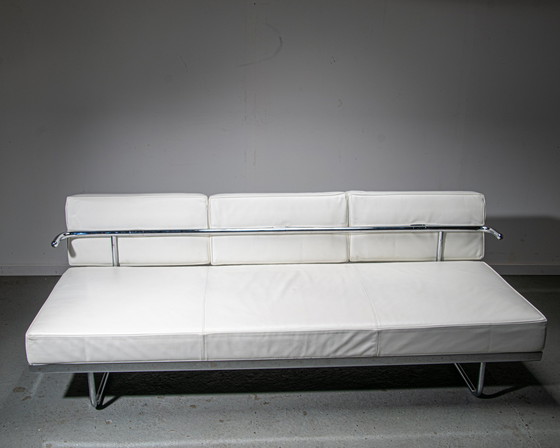 Image 1 of Cassina LC5. Lit de jour en cuir blanc conçu par Le Corbusier, Pierre Jeaneret et Charlotte Perriand.