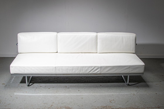 Image 1 of Cassina LC5. Lit de jour en cuir blanc conçu par Le Corbusier, Pierre Jeaneret et Charlotte Perriand.