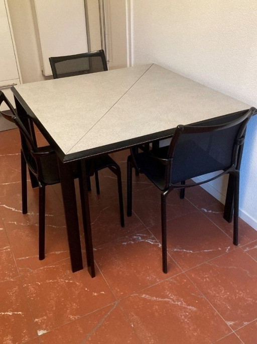 Table Pythagoras With 4 Alias Chairs