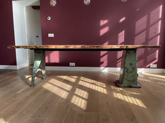 Image 1 of Table moderne en forme de tronc d'arbre