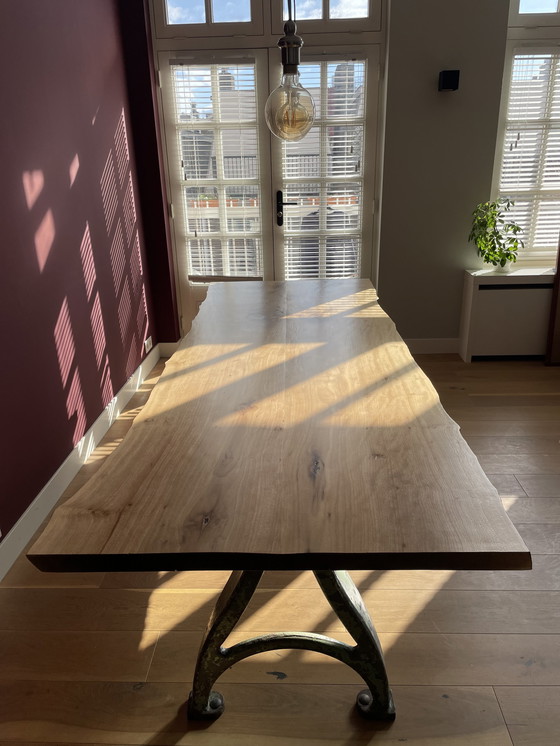 Image 1 of Table moderne en forme de tronc d'arbre