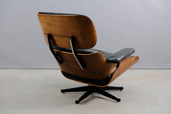 Image 1 of Mid Century - Fauteuil en cuir de Charles & Ray Eames pour Vitra