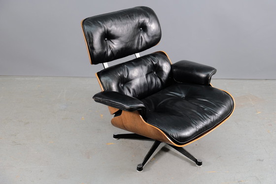 Image 1 of Mid Century - Fauteuil en cuir de Charles & Ray Eames pour Vitra