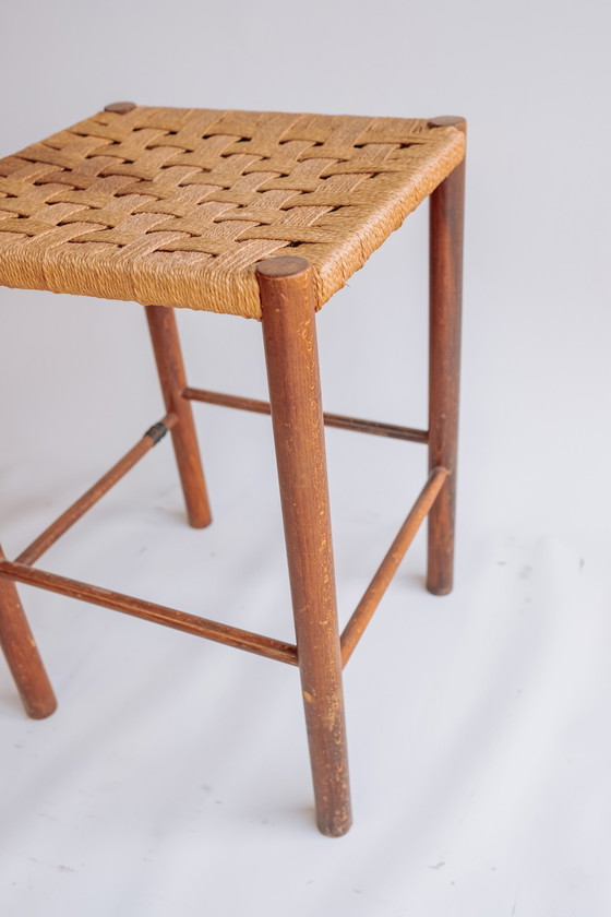 Image 1 of Tabouret vintage en bois avec siège tissé