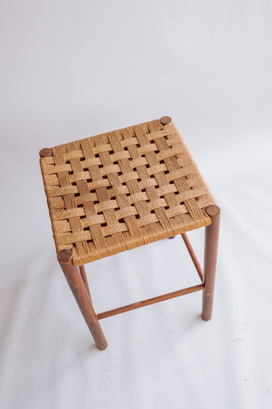 Image 1 of Tabouret vintage en bois avec siège tissé