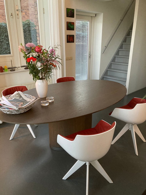 Arco Spazio Ellipse dining table