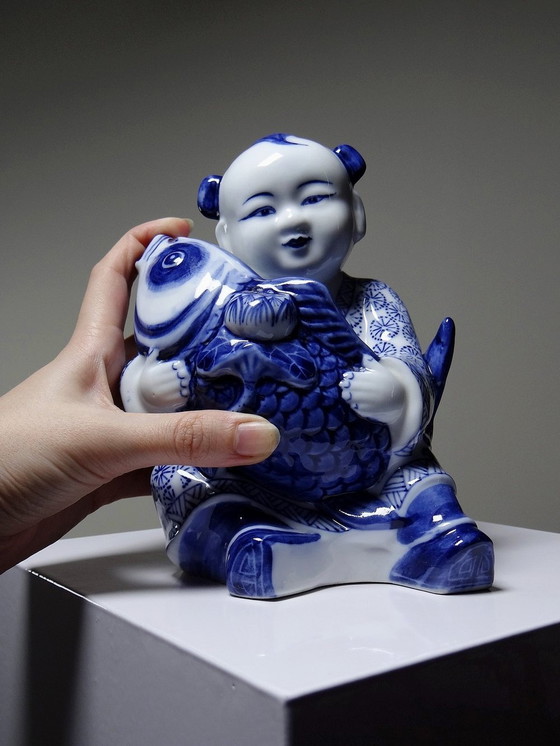 Image 1 of Subject Porcelaine Chinoise Bleu Et Blanche "Garçon À La Carpe" 70-80'S