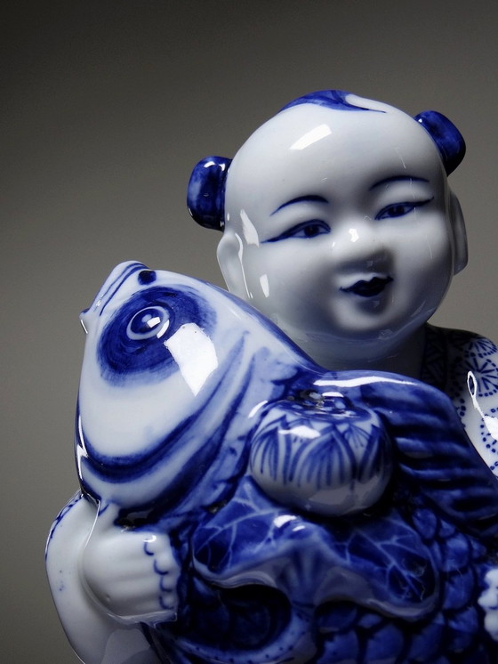 Image 1 of Subject Porcelaine Chinoise Bleu Et Blanche "Garçon À La Carpe" 70-80'S